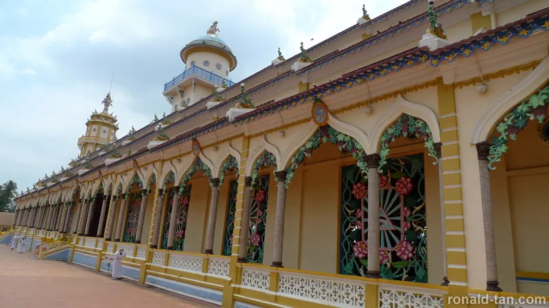 1 Day Cao Dai Temple & Cu Chi Tunnels Tour