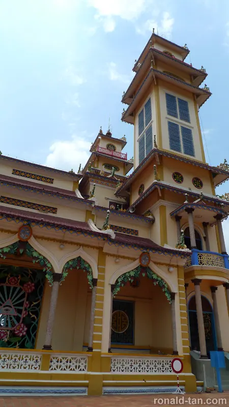 1 Day Cao Dai Temple & Cu Chi Tunnels Tour